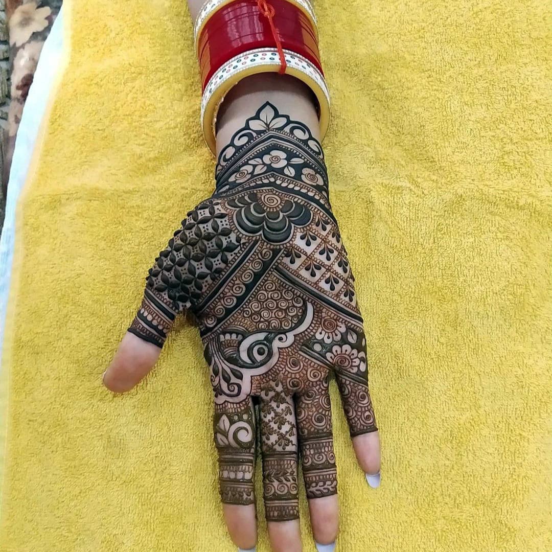 Elegant 3D bridal mehndi with floral vines and intricate hand coverage