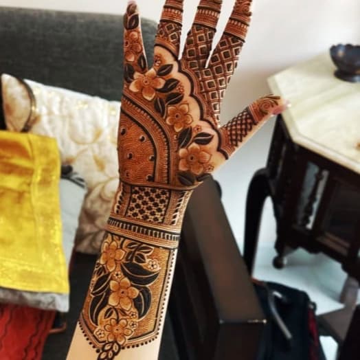 Intricate 3D bridal mehndi with detailed floral motifs and elegant finger patterns
