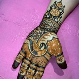 3D bridal mehndi design with bold floral patterns and detailed finger artwork