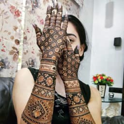 Traditional bridal mehndi featuring detailed wedding patterns
